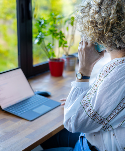 Femme travaillant devant un ordinateur portable nọir