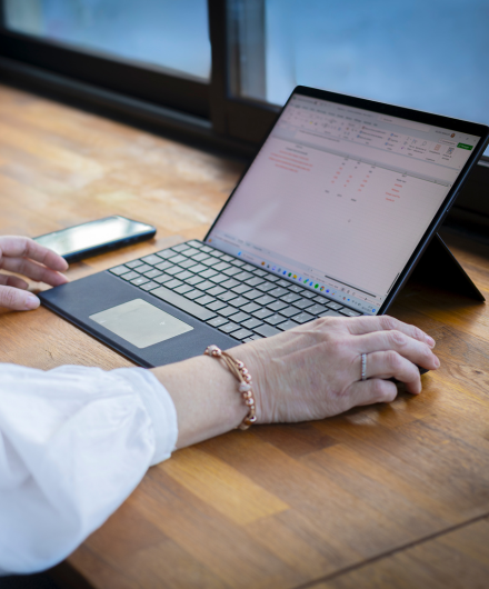 Personne travaillant sur ordinateur portable moderne.