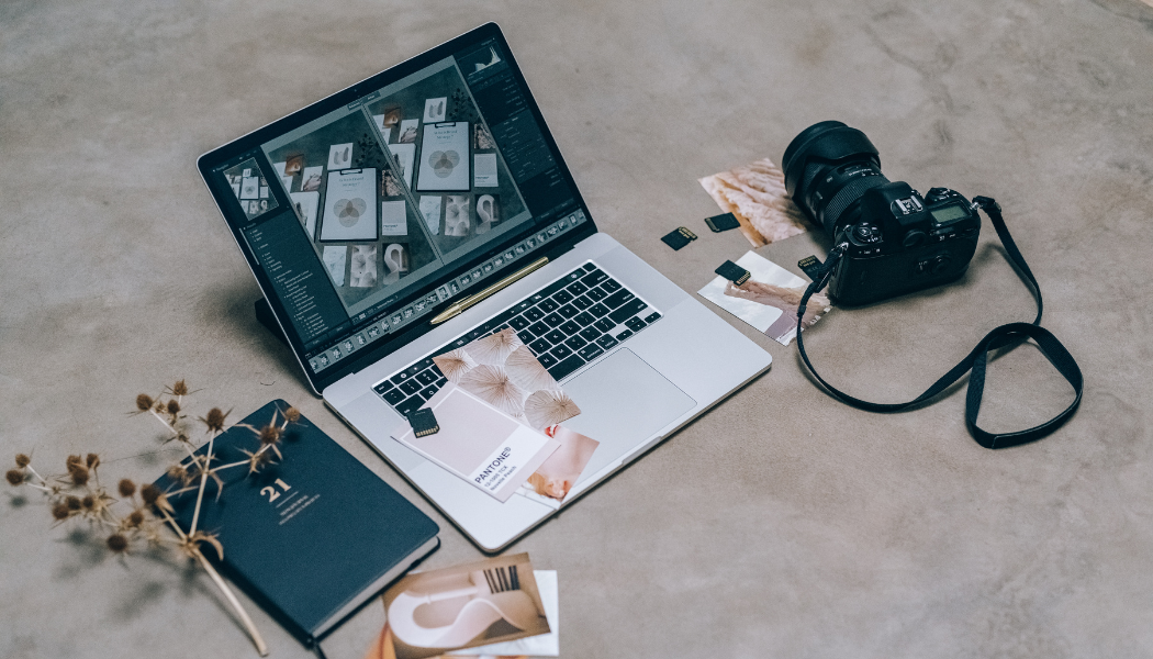 Matériel de photographie sur bureau avec ordinateur portable
