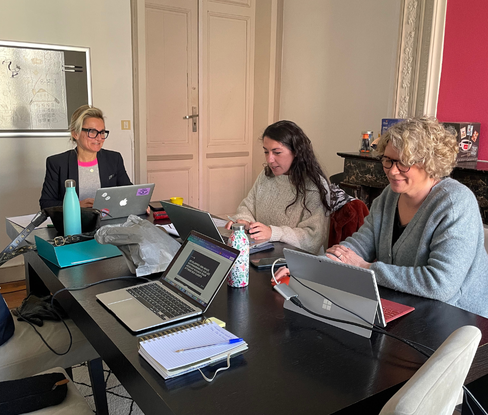 Personnes travaillant ensemble autour d'une table