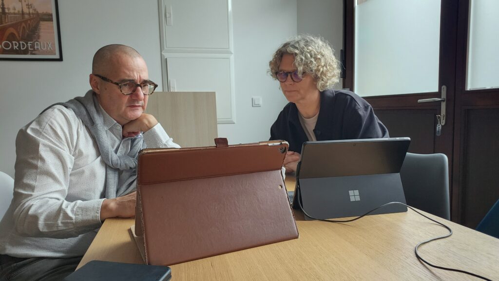 Deux personnes discutant autour d'un bureau