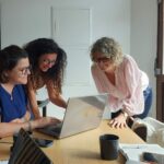 Femmes travaillant ensemble sur un projet informatique