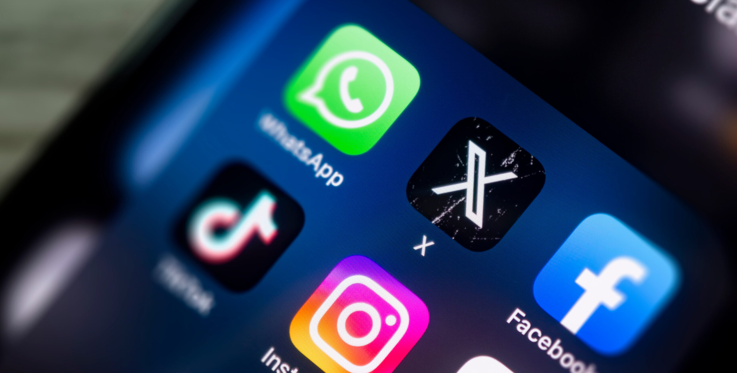 Icônes d'applications populaires sur l'écran d'un smartphone.