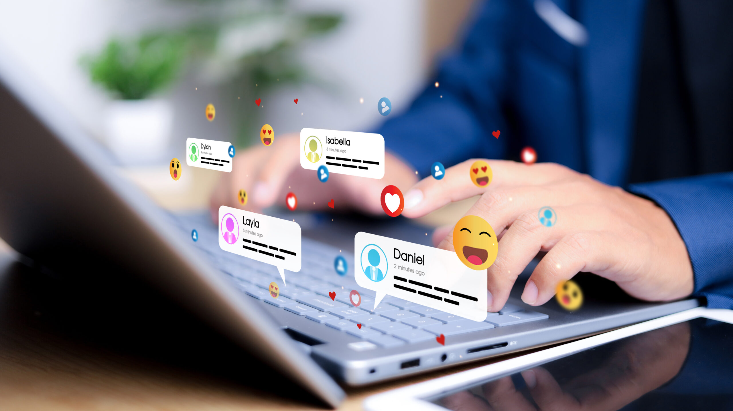 Mains tapant sur un clavier avec émojis numériques