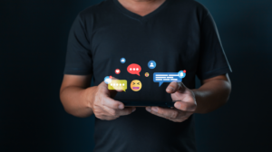 Homme utilisant une tablette avec icônes numériques