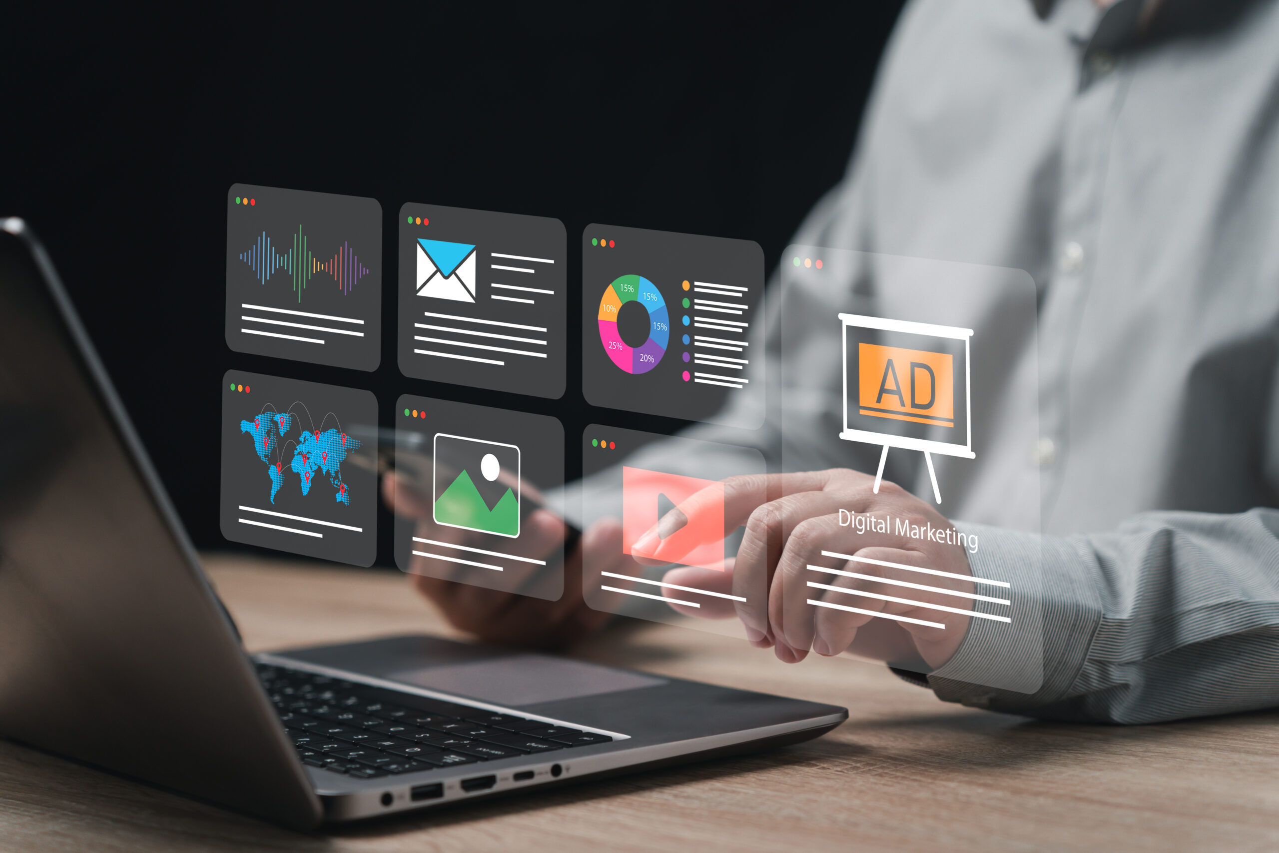 Ordinateur indiquant certains outils de communication en digital marketing