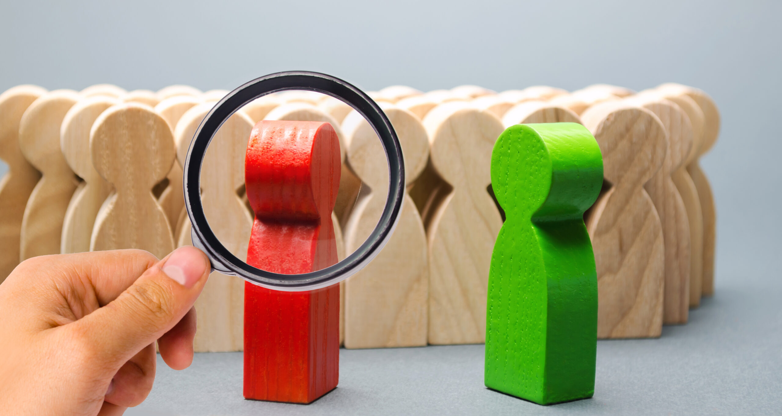 Des personnes rouges et vertes se tiennent devant une foule. Deux opposants. Concurrence commerciale